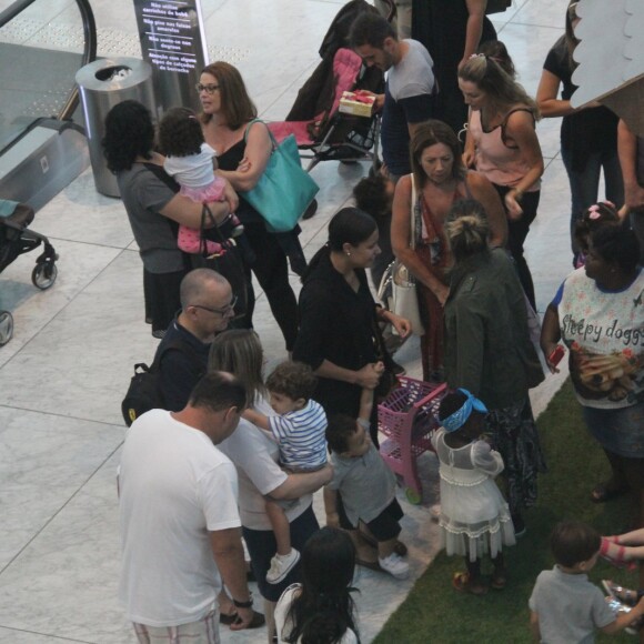 Giovanna Ewbank é abordada ao passear com a filha, Títi