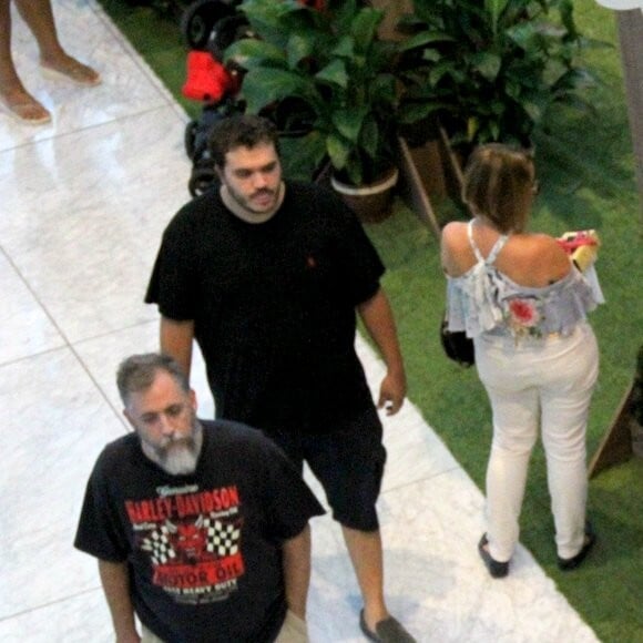 Giovanna Ewbank observa Títi no balanço