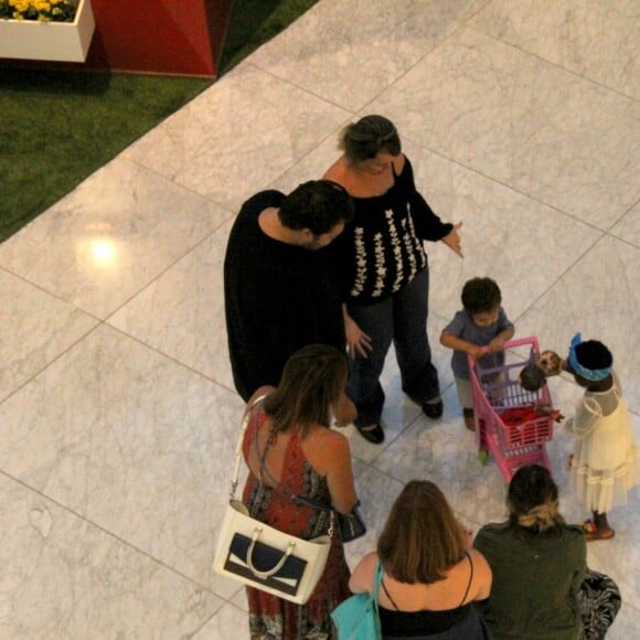 Títi brinca com outras crianças em shopping