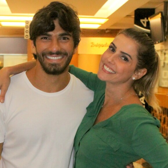 Deborah Secco é casada com Hugo Moura, com quem não troca nudes por segurança