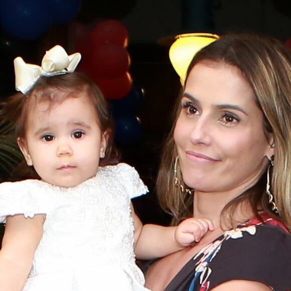 Deborah Secco tem três dias exclusivos para se dedicar à filha, Maria Flor: 'Me obrigo a ter três dias para ela, dois dias meio off e dois dias trabalhando', disse