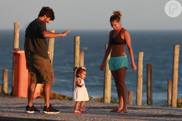 Aos 37 anos, Deborah Secco mostra a barriga sequinha em dia de praia com a família