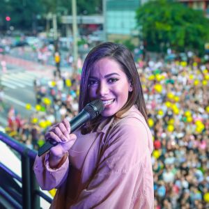 Anitta canta para multidão de fãs em inauguração de academia em São Paulo, em 9 de abril de 2017