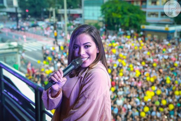 Anitta canta para multidão de fãs em inauguração de academia em São Paulo, em 9 de abril de 2017