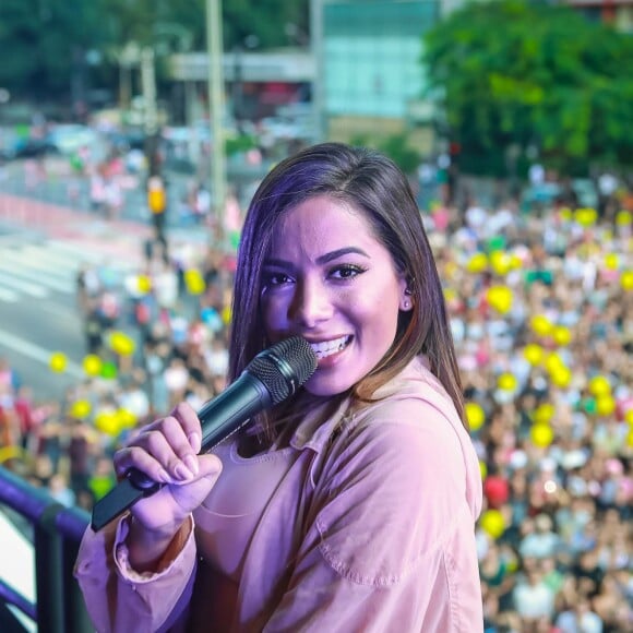 Anitta canta para multidão de fãs em inauguração de academia em São Paulo, em 9 de abril de 2017