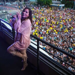 Anitta canta para multidão na Avenida Paulista