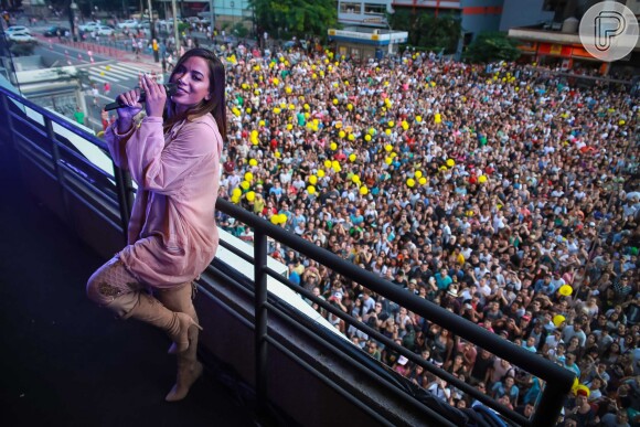 Anitta canta para multidão na Avenida Paulista