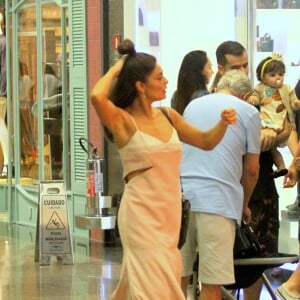 Juliana Paes passeia sozinha por shopping do Rio