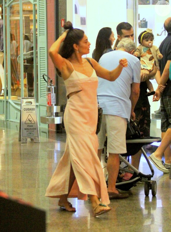 Juliana Paes passeia sozinha por shopping do Rio