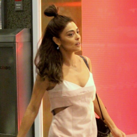 Juliana Paes escolheu passear sem make por shopping