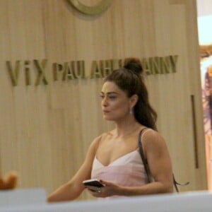 Juliana Paes falou ao celular durante o passeio