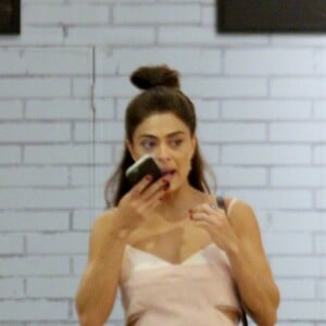 Juliana Paes foi flagrada passeando sozinha por shopping na Barra da Tijuca