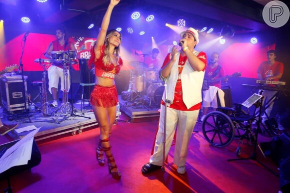 Sabrina Sato dança no palco durante show de Tiago Abravanel, que está com o pé imobilizado, no camarote da Brahma, no Rio de Janeiro, em 3 de março de 2014