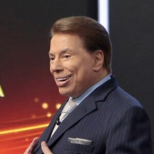 Silvio Santos sugeriu que Rachel Sheherazade só faça a leitura das notícias, a apresentadora respondeu: 'Mas não preciso elogiar (os políticos)...'. O apresentador, de bom humor, rebateu: 'Mas se deixasse você solta...'