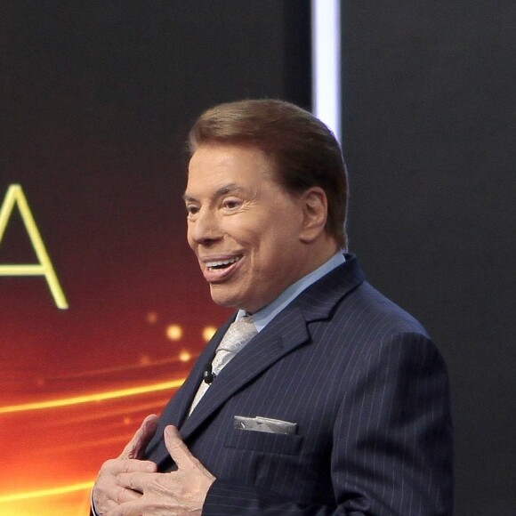 Silvio Santos sugeriu que Rachel Sheherazade só faça a leitura das notícias, a apresentadora respondeu: 'Mas não preciso elogiar (os políticos)...'. O apresentador, de bom humor, rebateu: 'Mas se deixasse você solta...'