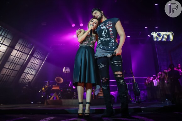 Luan Santana lotou a casa de shows Espaço das Américas, em São Paulo, e cantou ao lado de Sandy neste domingo, 9 de abril de 2017