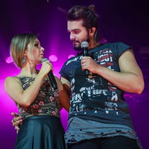 Luan Santana e Sandy dividiram o palco no show de lançamento da turnê '1977', em São Paulo, neste domingo, 9 de abril de 2017