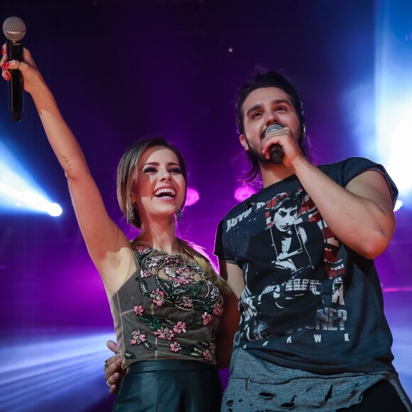 Luan Santana também cantou uma das canções de Sandy, junto dela, no show de lançamento da turnê '1977', em São Paulo, neste domingo, 9 de abril de 2017