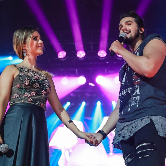 Luan Santana e Sandy agitaram o público ao cantarem juntos a música 'Mesmo sem Estar' no show de lançamento da turnê '1977', em São Paulo, neste domingo, 9 de abril de 2017