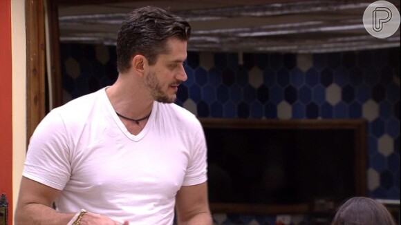 Emilly pediu para Marcos usar sua camisa favorita na final do 'Big Brother Brasil'. 'Vou pensar', disse ele