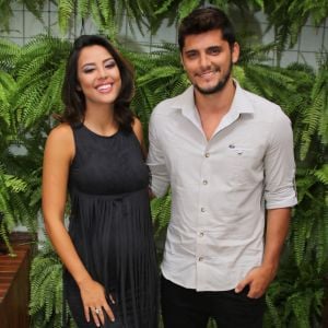 Separados, Yanna Lavigne e Bruno Gissoni dividiram o mesmo quarto, com direito a cama de casal, durante viagem