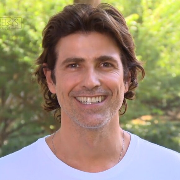 'O refúgio na natureza é sempre a melhor pedida para tentar acalmar nossas mentes malucas. Só aquietando a mente é que conseguimos ver a beleza, sentir paz, deixar o coração fluir e, aí, a gente agradece por sentir a brisa, o aquecimento do sol, a gente sorri de verdade para as pessoas, a gente têm compaixão, a gente fica na presença absoluta. Namaste!', exaltou Reynaldo Gianecchini