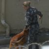 Paolla Oliveira interage com cão durante gravação da novela 'A Força do Querer' no Batalhão de Ações com Cães (BAC), em Olaria, Rio de Janeiro, nesta segunda-feira, 10 de abril de 2017