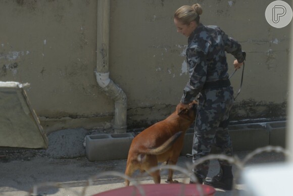 Paolla Oliveira interage com cão durante gravação da novela 'A Força do Querer' no Batalhão de Ações com Cães (BAC), em Olaria, Rio de Janeiro, nesta segunda-feira, 10 de abril de 2017