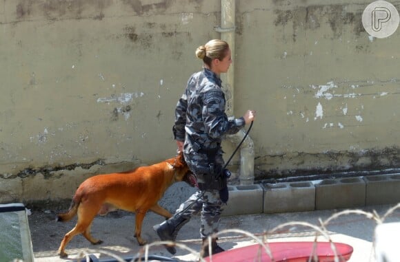 Paolla Oliveira esteve no Batalhão de Ações com Cães (BAC), em Olaria, Rio de Janeiro para gravação de 'A Força do Querer'