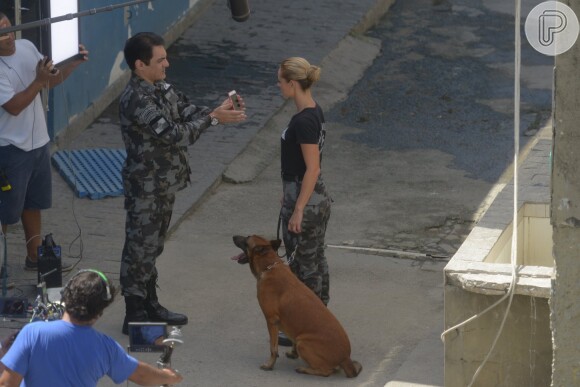 Paolla Oliveira grava cenas de 'A Força do Querer' no Batalhão de Ações com Cães (BAC), em Olaria, Rio de Janeiro, nesta segunda-feira, 10 de abril de 2017