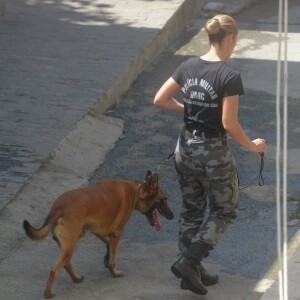 Paolla Oliveira conduziu cão durante gravação da novela 'A Força do Querer' no Batalhão de Ações com Cães (BAC), em Olaria, Rio de Janeiro, nesta segunda-feira, 10 de abril de 2017