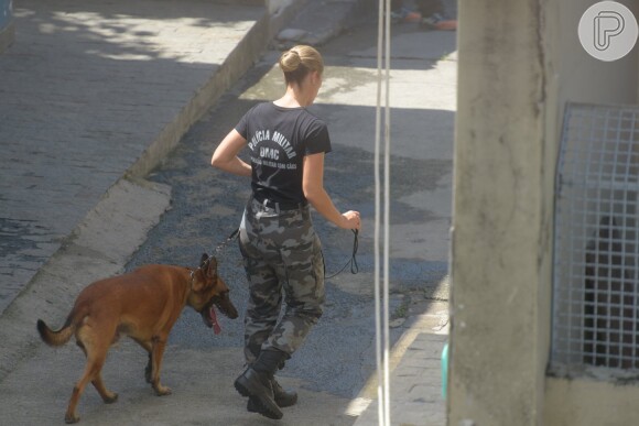 Paolla Oliveira conduziu cão durante gravação da novela 'A Força do Querer' no Batalhão de Ações com Cães (BAC), em Olaria, Rio de Janeiro, nesta segunda-feira, 10 de abril de 2017