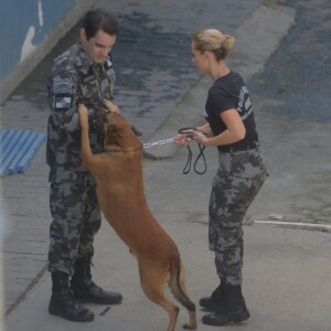 Paolla Oliveira em ação durante gravação da novela 'A Força do Querer' no Batalhão de Ações com Cães (BAC), em Olaria, Rio de Janeiro, nesta segunda-feira, 10 de abril de 2017