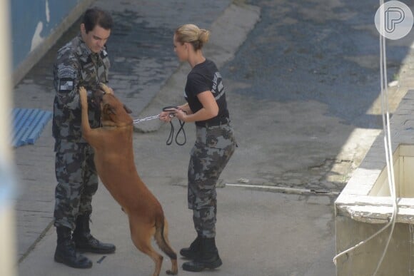 Paolla Oliveira em ação durante gravação da novela 'A Força do Querer' no Batalhão de Ações com Cães (BAC), em Olaria, Rio de Janeiro, nesta segunda-feira, 10 de abril de 2017
