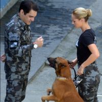 Paolla Oliveira grava com cachorro em batalhão para 'A Força do Querer'. Fotos!