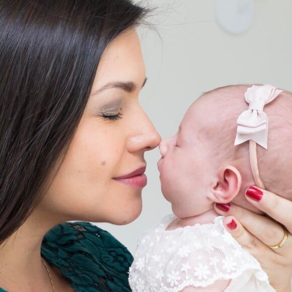 Thais Fersoza disse que Michel Teló cantou para Melinda durante o nascimento da filha
