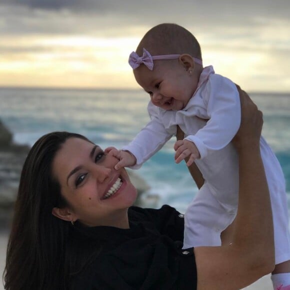 Thais Fersoza relembrou o parto da filha, Melinda, de 8 meses, em seu canal no YouTube