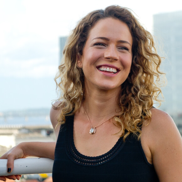 Leandra Leal falou abertamente sobre a adoção da filha, Julia, pela primeira vez no programa 'Espelho' de 10 de abril de 2017: 'Ela que me adotou'