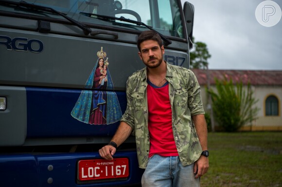 Em Niterói, Zeca (Marco Pigossi) conta à tia como perdeu seu caminhão e fica incomodado com a presença de Jeiza (Paolla Oliveira), na novela 'A Força do Querer'
