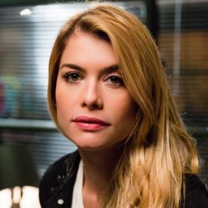 Diana (Alinne Moraes) tenta forjar aborto para enganar Gui (Vladimir Brichta) e é desmascarada por Gordo (Herson Capri), na novela 'Rock Story', em 21 de abril de 2017