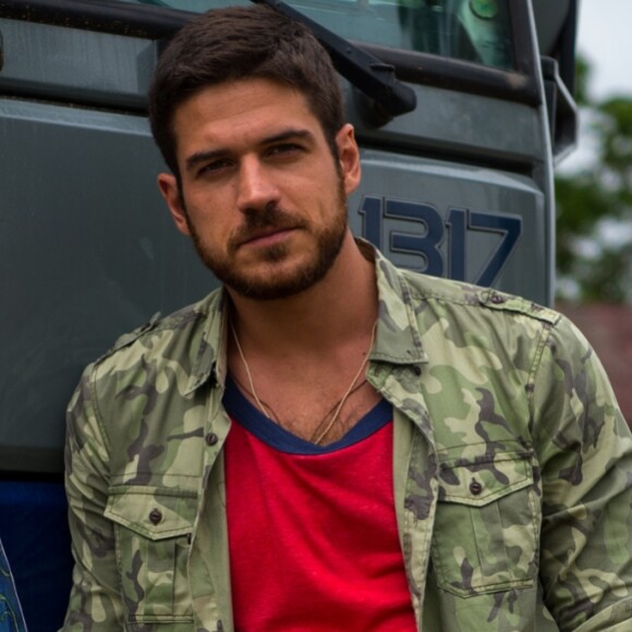 Zeca (Marco Pigossi) quer se vingar de Ritinha (Isis Valverde) e resolve processá-la por danos morais, além de pedir a anulação de seu casamento, na novela 'A Força do Querer'