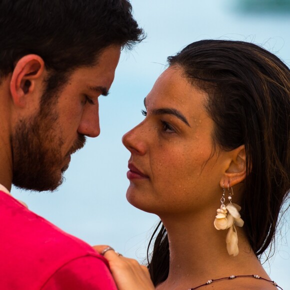 Zeca (Marco Pigossi) reata com Ritinha (Isis Valverde), na novela 'A Força do Querer'