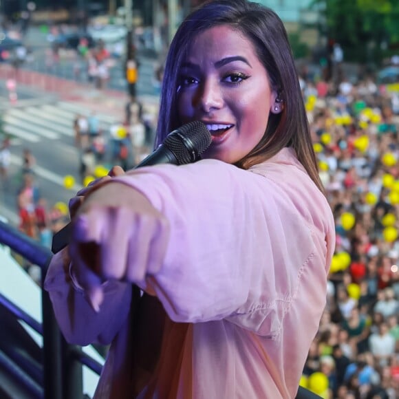 'Eu não digo nada para nada. Assim a pessoa não sabe qual é a verdade', contou Anitta sobre os rumores de affair