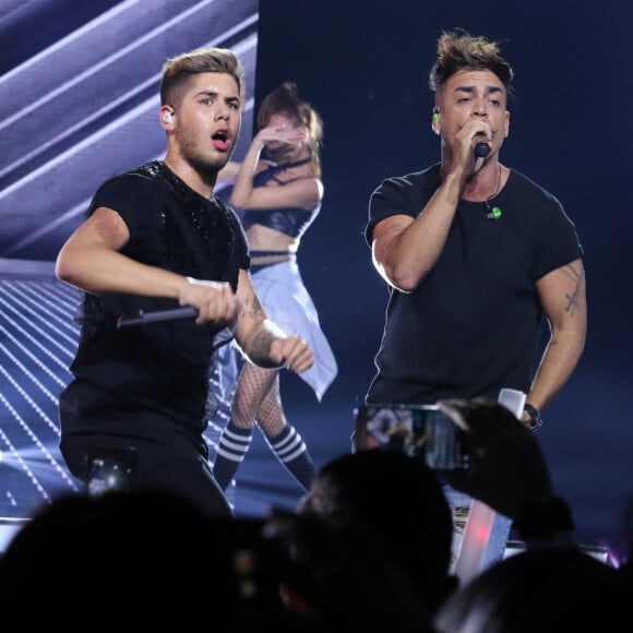 Zé Felipe fica emocionado e chora ao lado do pai, Leonardo, durante lançamento de seu primeiro DVD, nos Estúdios Quanta, na Zona Oeste do Rio de Janeiro, na noite desta terça-feira, 11 de abril de 2017