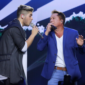 Zé Felipe fica emocionado e chora ao lado do pai, Leonardo, durante lançamento de seu primeiro DVD, nos Estúdios Quanta, na Zona Oeste do Rio de Janeiro, na noite desta terça-feira, 11 de abril de 2017