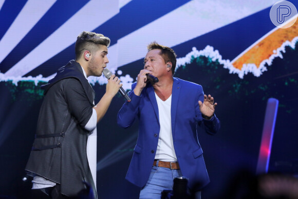 Zé Felipe fica emocionado e chora ao lado do pai, Leonardo, durante lançamento de seu primeiro DVD, nos Estúdios Quanta, na Zona Oeste do Rio de Janeiro, na noite desta terça-feira, 11 de abril de 2017