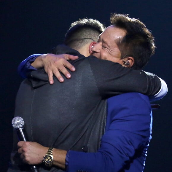 Zé Felipe fica emocionado e chora ao lado do pai, Leonardo, durante lançamento de seu primeiro DVD, nos Estúdios Quanta, na Zona Oeste do Rio de Janeiro, na noite desta terça-feira, 11 de abril de 2017