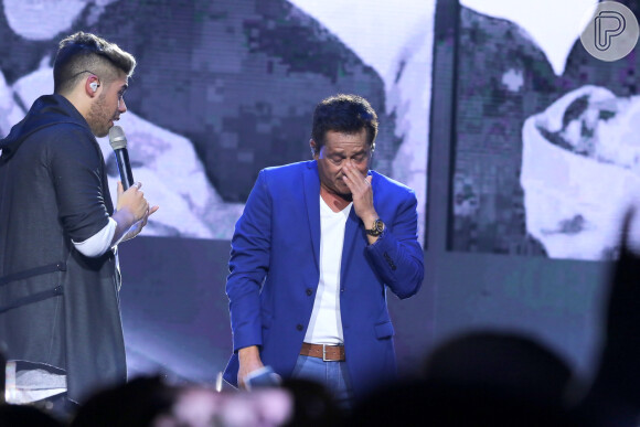 Zé Felipe fica emocionado e chora ao lado do pai, Leonardo, durante lançamento de seu primeiro DVD, nos Estúdios Quanta, na Zona Oeste do Rio de Janeiro, na noite desta terça-feira, 11 de abril de 2017