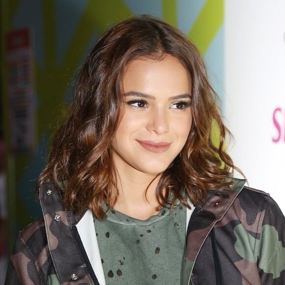 Bruna Marquezine também compartilha momentos emocionantes como quando visitou campos de refugiados no Líbano e na Jordânia: 'Identifiquei duas maneiras de ajudar. A primeira era divulgar, a segunda era estar lá, presente, levar carinho, atenção e amor'