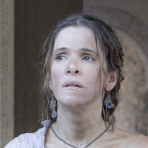 Elvira (Ingrid Guimarães) entra no palácio e revela que Joaquim (Chay Suede) é seu marido, deixando Anna (Isabelle Drummond) arrasada, na novela 'Novo Mundo'